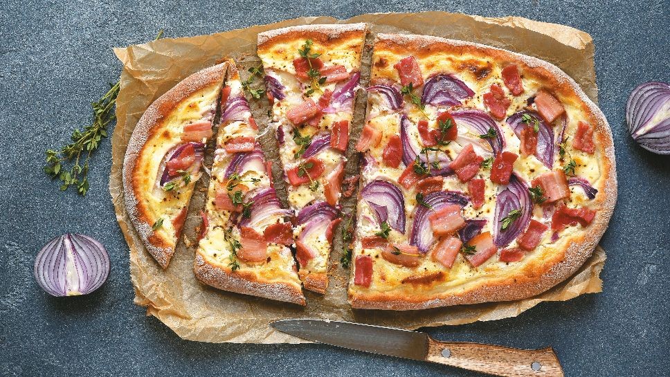 Recept Francuska Pizza Sa Sirom Lukom I Slaninom Dobar Tek